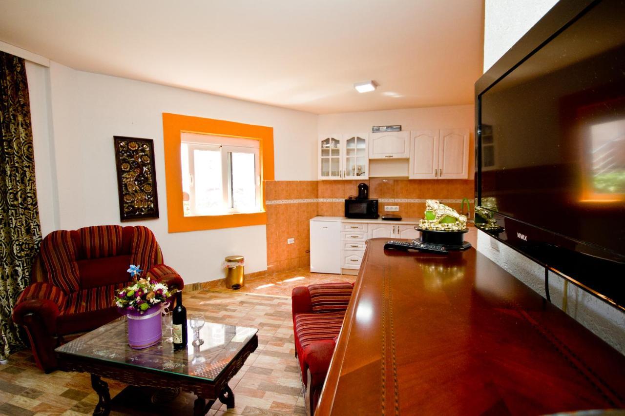 Apartmani Vukcevic บาร์ ภายนอก รูปภาพ